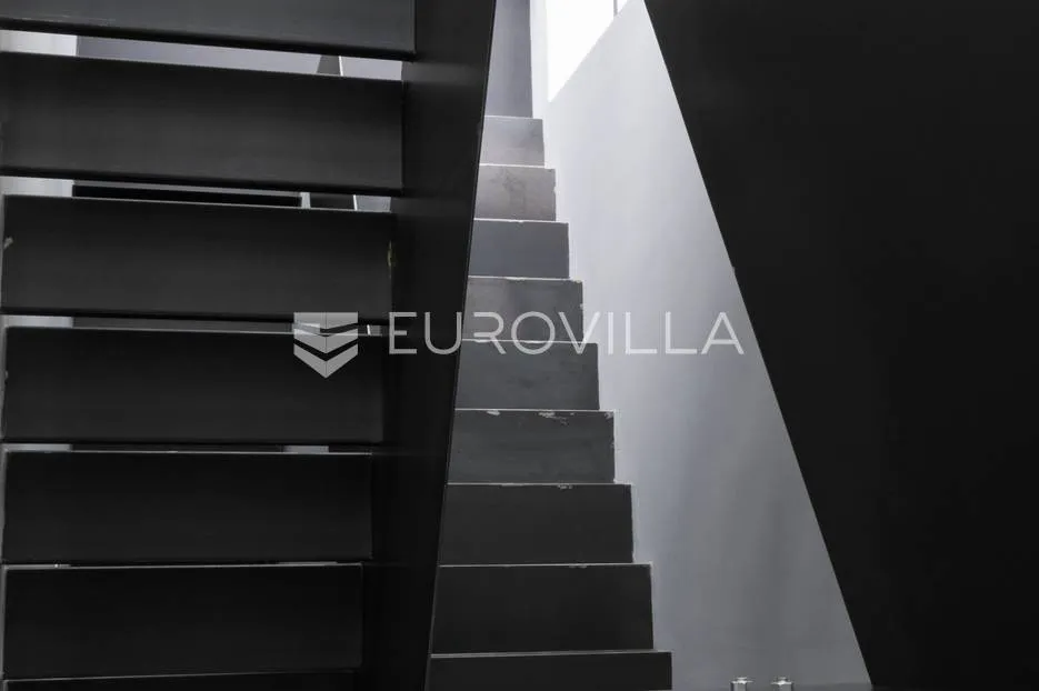 zagreb, mlinovi, luksuzan četverosoban stan 138 m² u duplex kući s garažom - slika 31