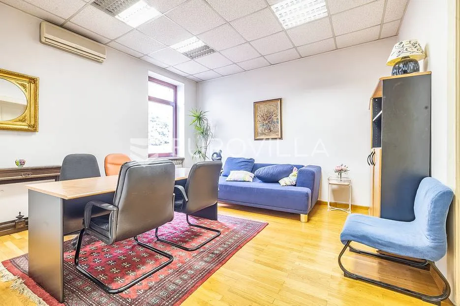Zagreb, Maksimir, višesoban dvoetažan stan-ured NKP 320 m2 prvi kat i potkrovlje