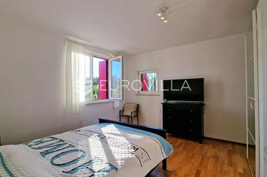 peroj, fažana, komforan stan 130 m² s vrtom 227 m² i prostranim suterenom - slika 15