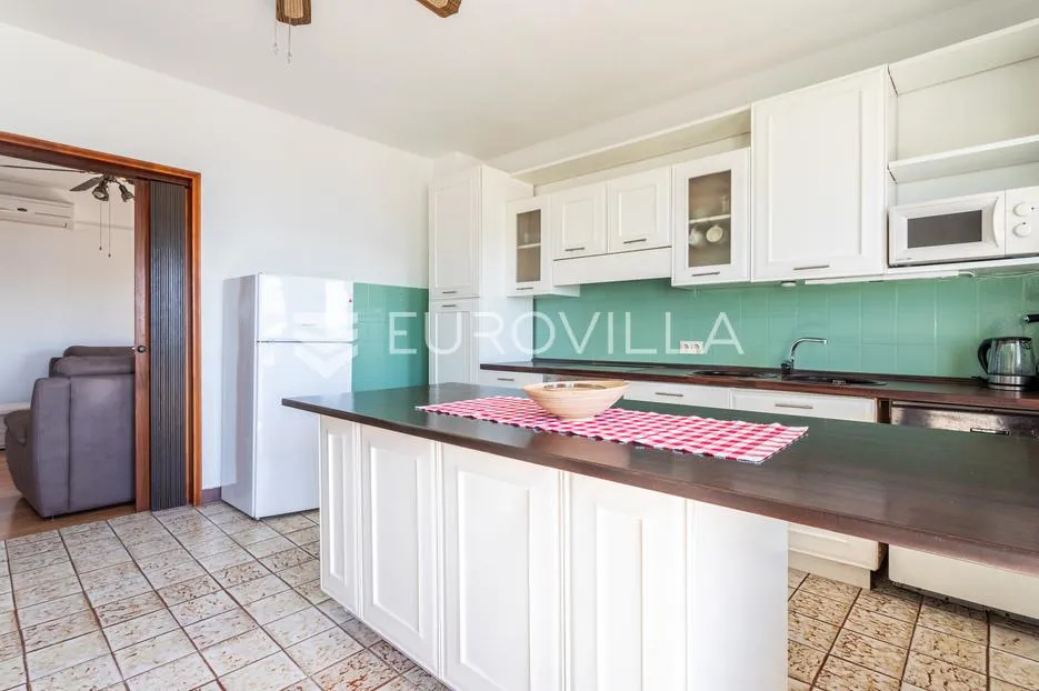 kaštel stari, komforan dvosoban stan u prvom redu do mora - slika 3