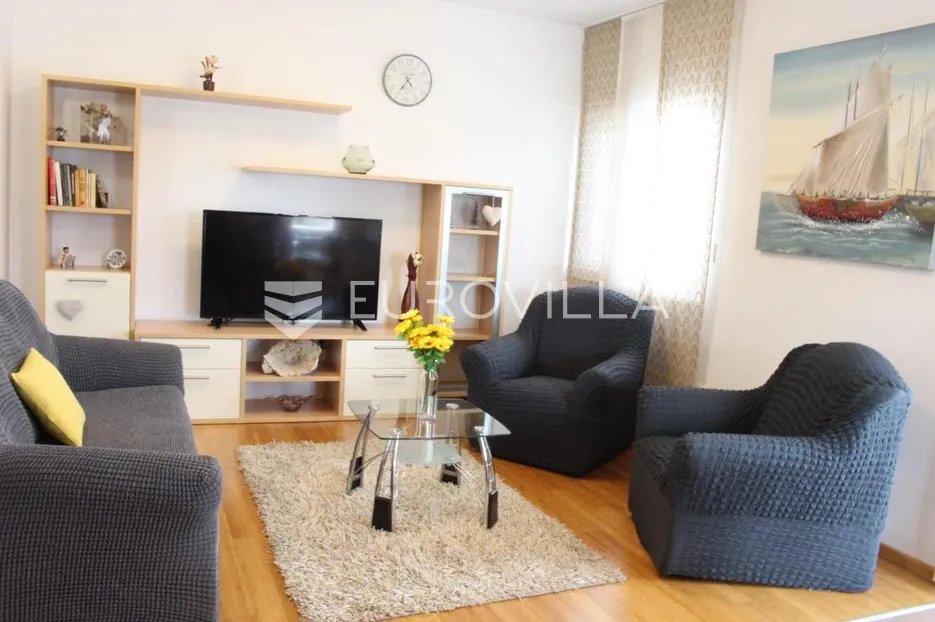 kaštel novi, komforan dvosoban stan na prvom katu - slika 2