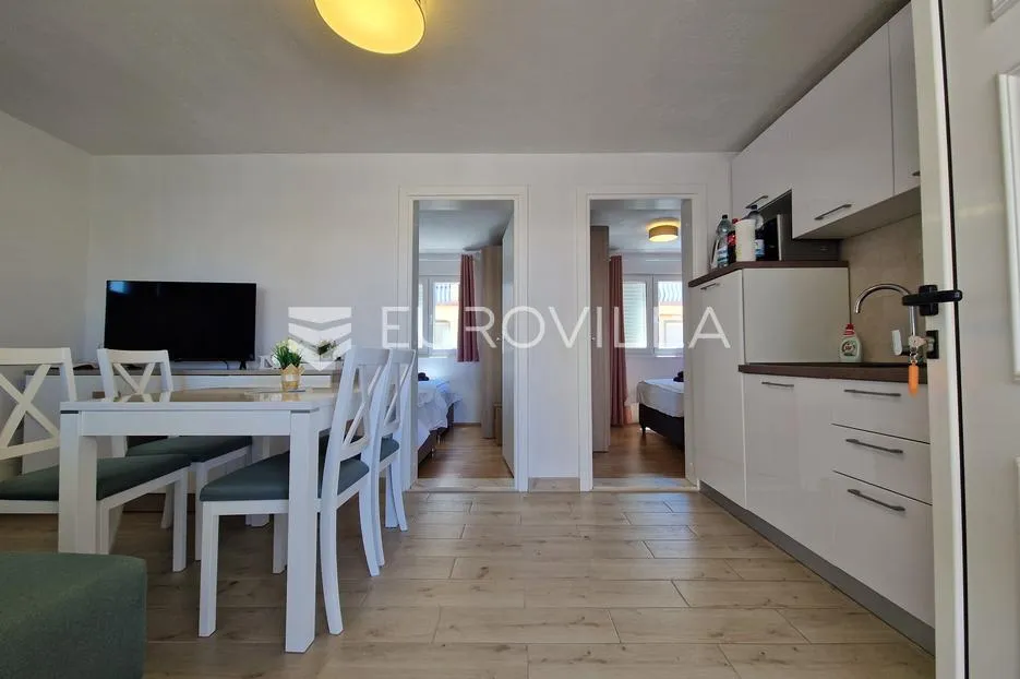 vir, simpatičan trosoban apartman svega 80 m od plaže s prostranom terasom - slika 6