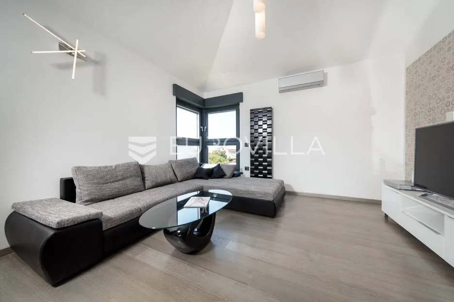 pula, moderan trosobni stan nkp 129 m2, širi centar grada - slika 18