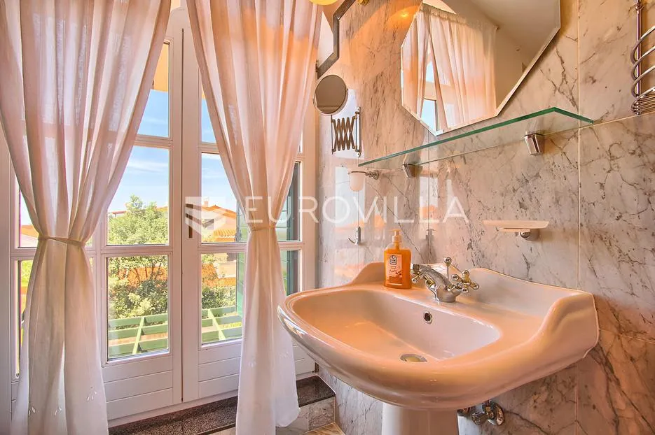 poreč, ekskluzivna vila s 430 m2, atraktivna lokacija - slika 45