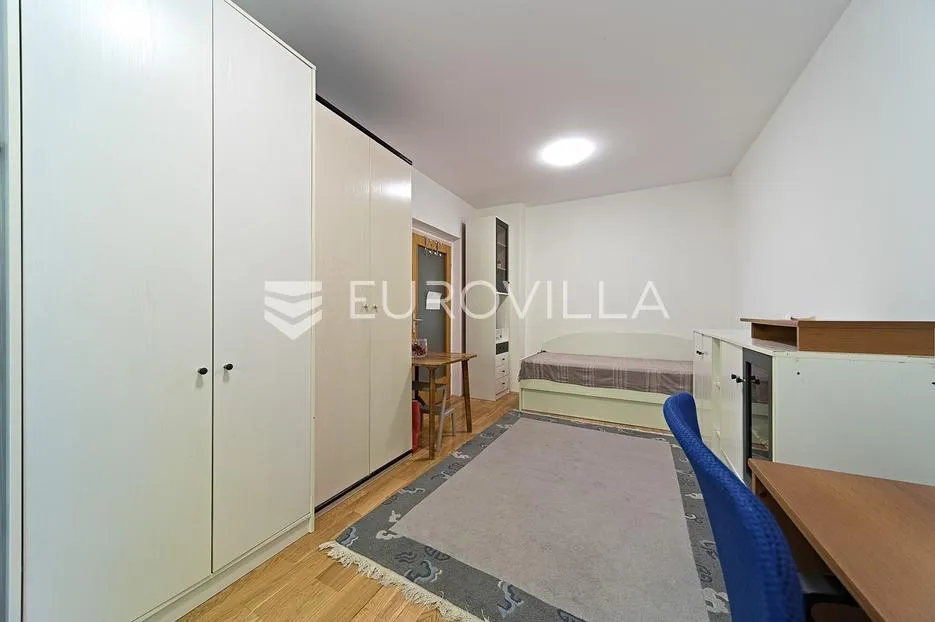 osijek, retfala, prodaja prostrane obiteljske kuće s garažom i uređenim dvorištem, površine 382 m² - slika 17