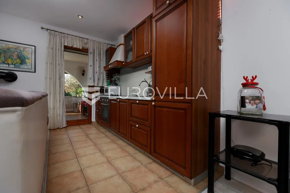 krk, malinska, trosoban stan 72 m² s privatnom okućnicom od 96 m² i parkingom - slika 8