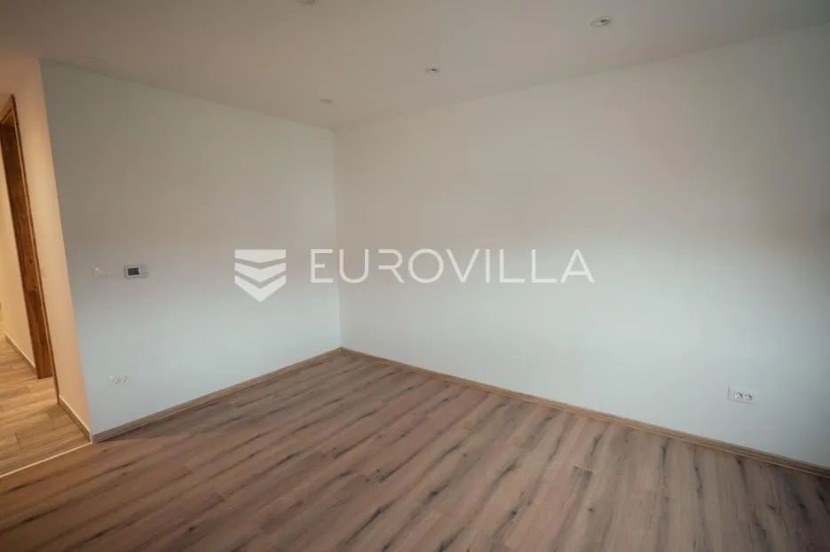 vukovar, centar, novouređen poslovni prostor 106 m², odlična lokacija - slika 9