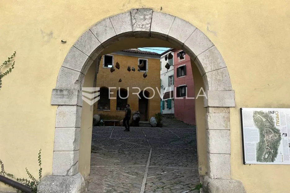 istra, oprtalj, troetažni stan kuća u nizu, jedinstvena nekretnina u strogom centru - slika 13