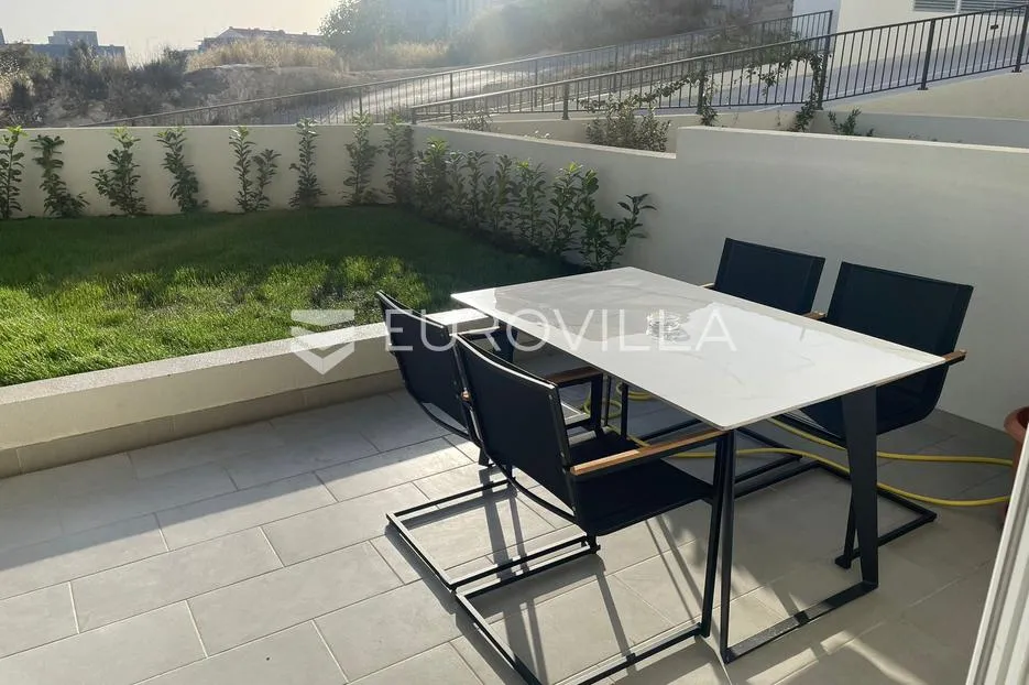 split, žnjan, namješten dvosoban stan s vrtom i garažnim mjestom - slika 11