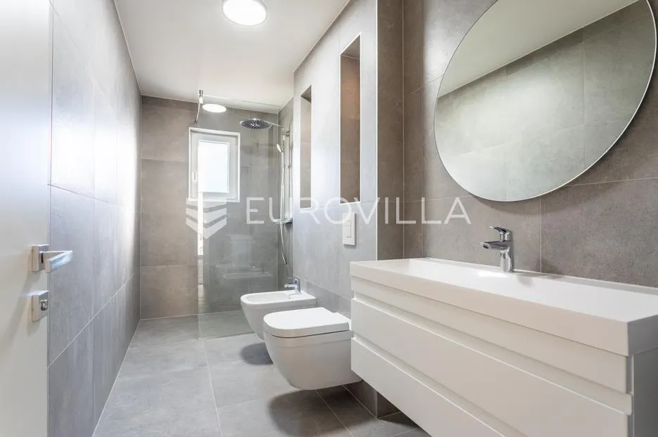 vodice, novogradnja, prostran stan u centru mjesta, 131,62 m² - slika 13