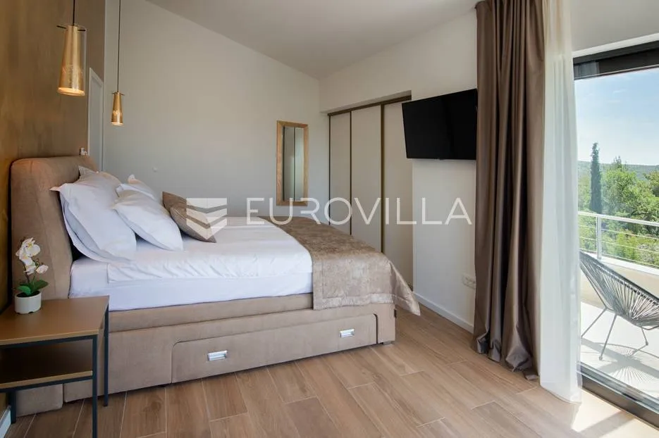 šibenik, prekrasna villa s bazenom i košarkaškim igralištem - slika 46