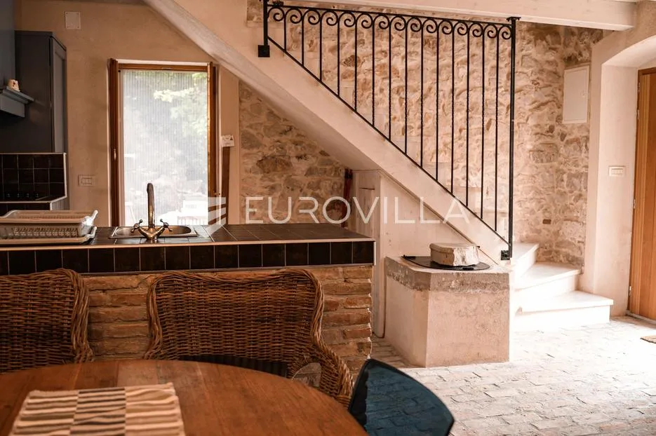 Mali Lošinj, Susak, kamena kuća 70 m², kompletno adaptirana, vrt 56 m²