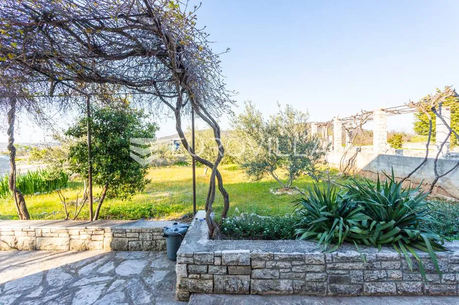 brač, kuća s dvorištem na lijepoj lokaciji - slika 31