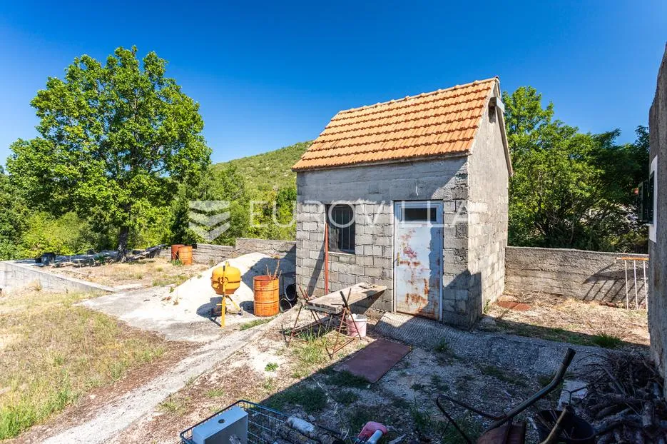 klis, korušce, kuća s okućnicom - slika 21