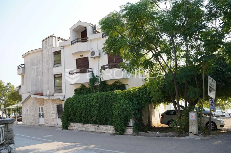 Gradac, Hotel, Pansion na samom moru