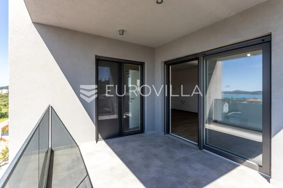 vodice, moderna dvojna kuća s bazenom, novogradnja 169,89 m² - slika 18