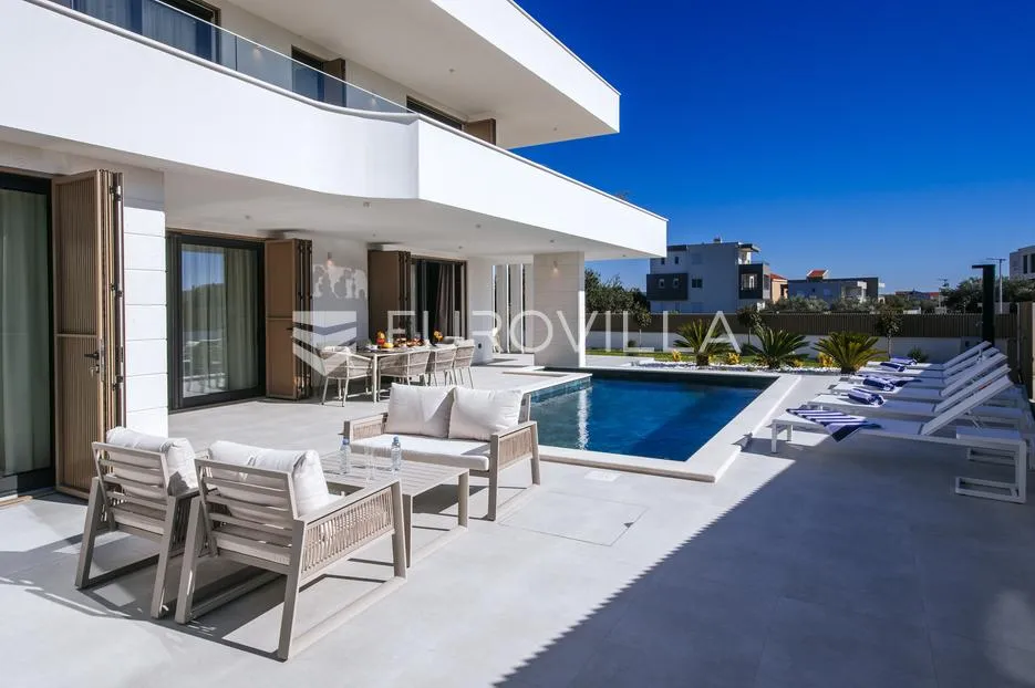 zadar, luksuzna vila s bazenom, savršen spoj elegancije i komfora - slika 20