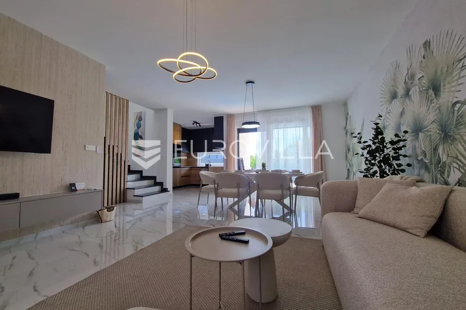 vir, predivna moderna vila s bazenom u centru mjesta, vrhunska lokacija, 450 m od mora - slika 24