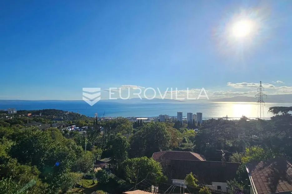 Rijeka, Kozala, luksuzan i prostran stan u novogradnji s krovnom terasom i bazenom