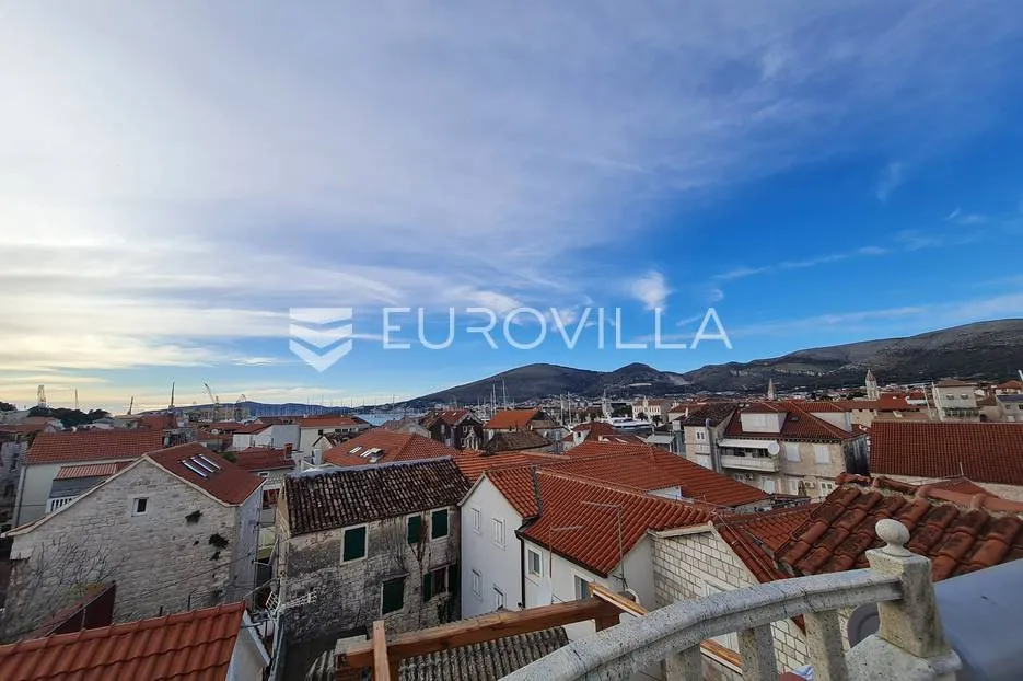 trogir, autohtona kamena kuća s pogledom na more - slika 2