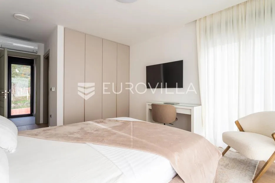 kaštel sućurac, novoizgrađena vila s bazenom i panoramskim pogledom na more - slika 21