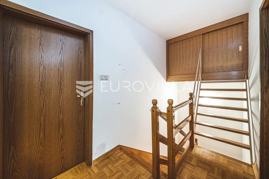 zagreb, lučko, obiteljska kuća s dva stana na parceli površine 1848 m² - slika 9