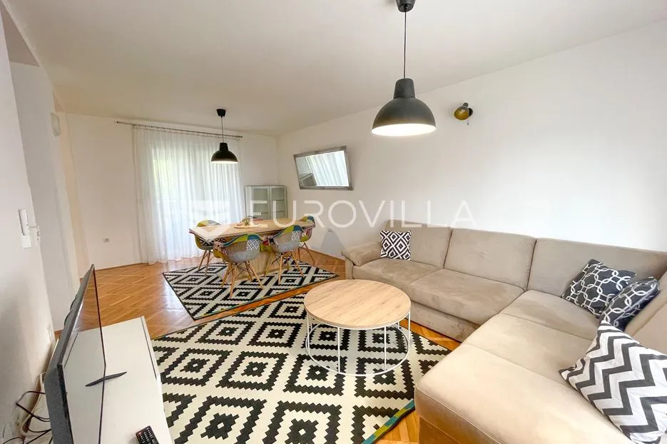 Osijek Gornji grad, prostran trosoban stan za najam 72,37 m², s privatnim parkirnim mjestom