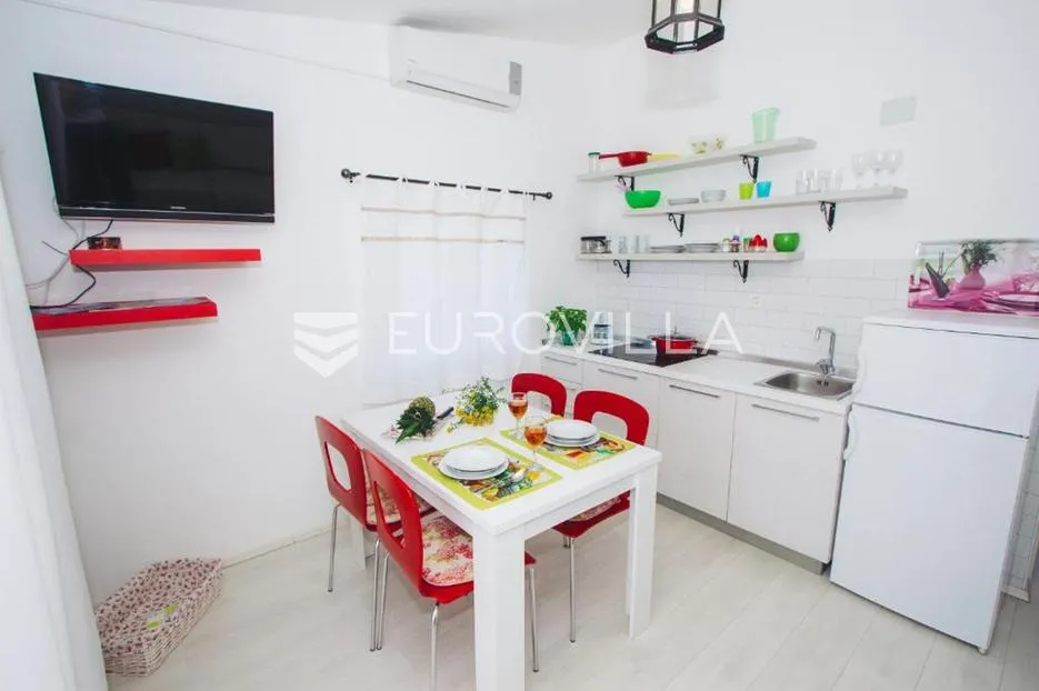 kaprije, prekrasna kuća s apartmanima, 180 m² - slika 7