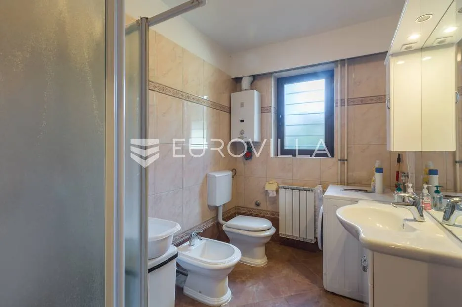 pula, veli vrh, vila s 4 odvojena apartmana, bazenom i velikom okućnicom - slika 19