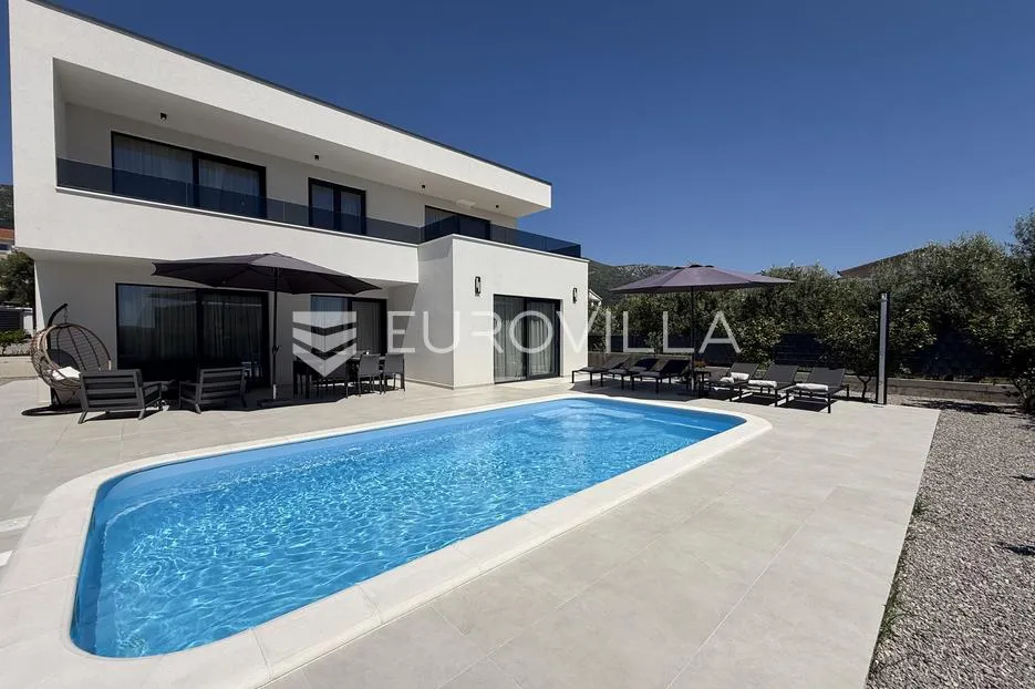 Kaštel Stari, moderna vila s bazenom i pogledom na more