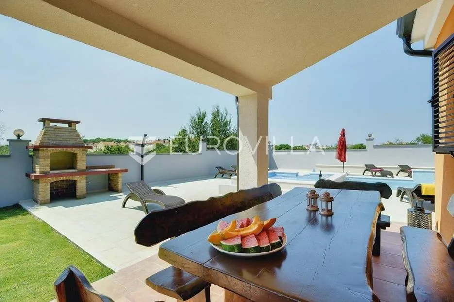 pula, valdebek, samostojeća kuća s bazenom i lijepom okućnicom, 386 m² - slika 9