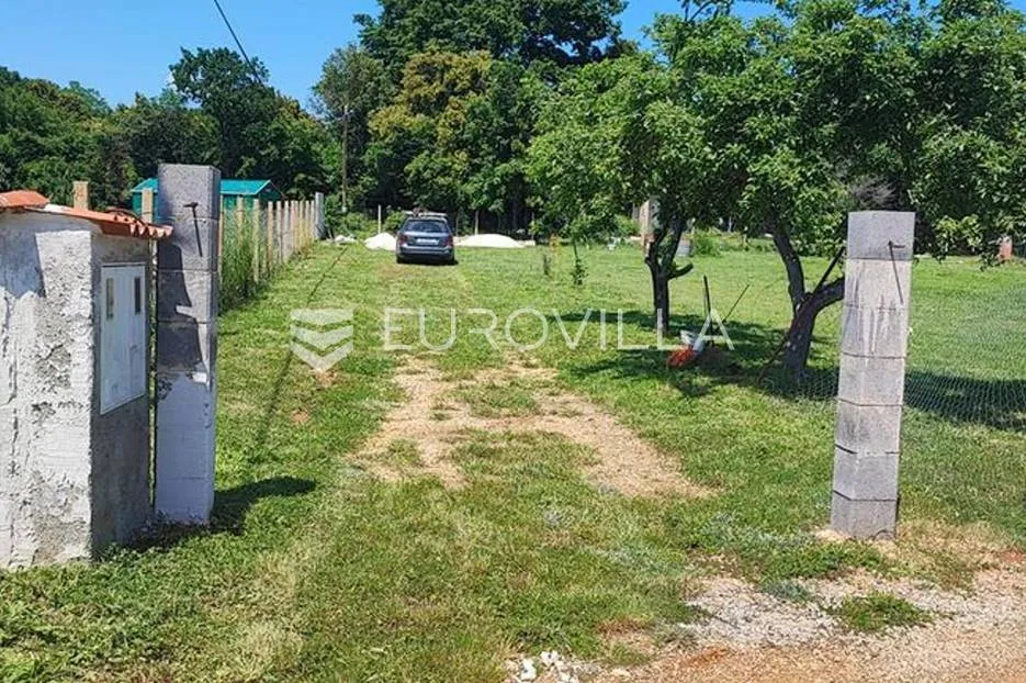 valtura, ravno poljoprivredno zemljište sa uređenim putem - slika 6