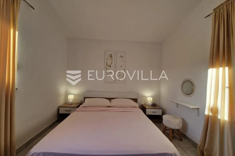 vir, dva apartmana na 1. katu s pogledom na more, 110m od plaže - slika 7