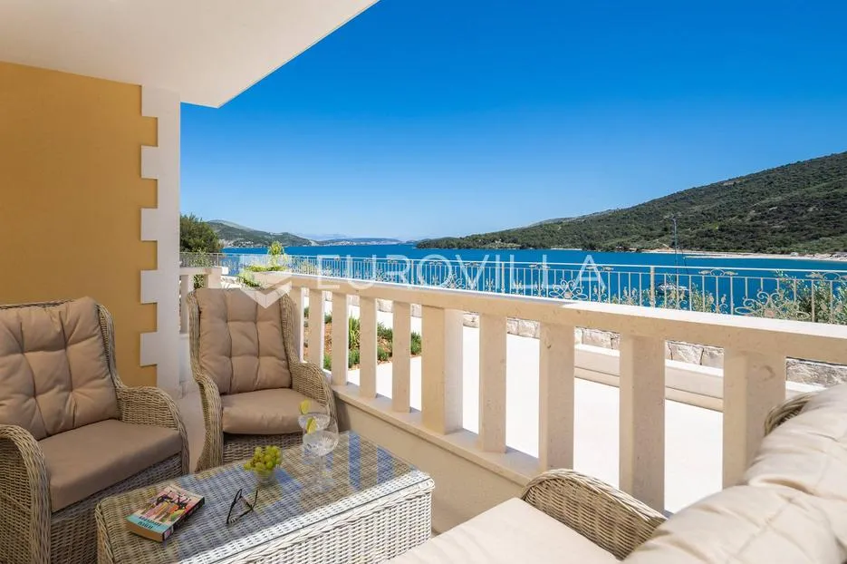 trogir, marina, namješten dvosoban stan studio apartman, prvi red do mora - slika 9