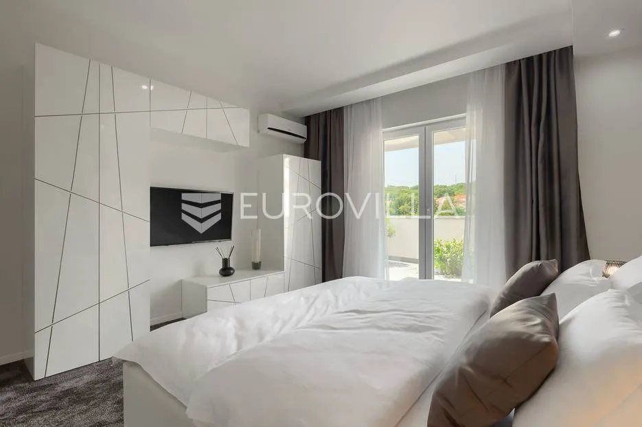 rovinj, rovinjsko selo, prekrasna villa s wellnessom i bazenom, 224 m² - slika 76