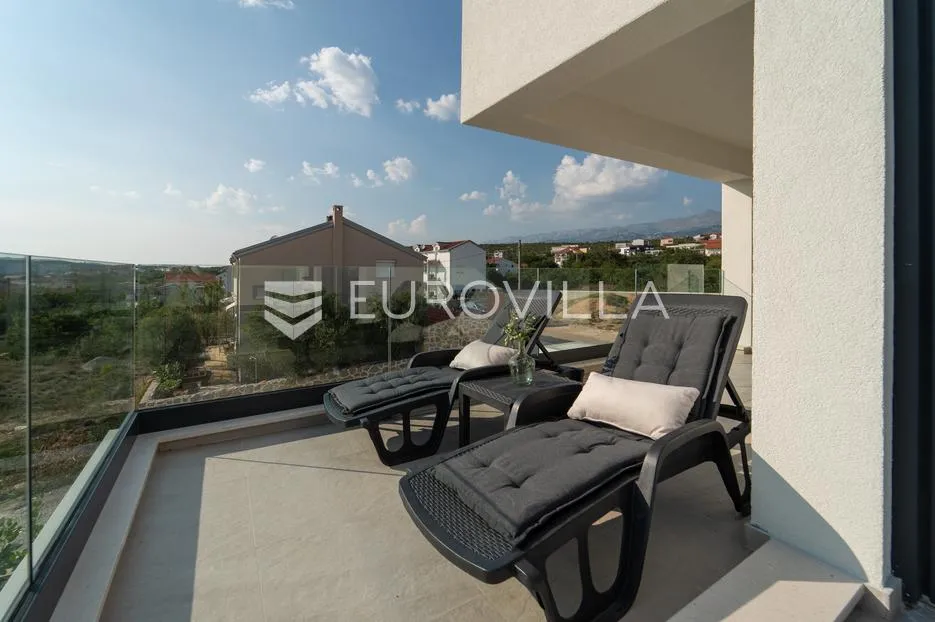 obrovac, maslenica, novogradnja prekrasna, moderno opremljena vila s bazenom i pogledom na more - slika 38