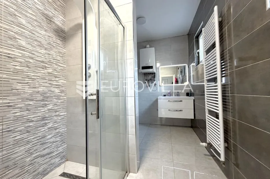 đakovo, centar, novouređena kuća 250 m² - slika 20