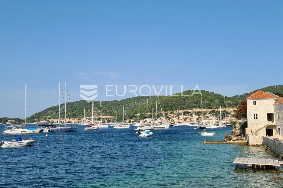 Vis, kuća na atraktivnoj lokaciji, blizu Rive, za renovaciju