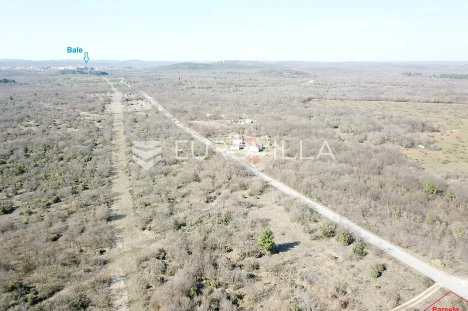 istra, atraktivno zemljište uz prometnicu koja povezuje bale s vodnjanom - slika 20