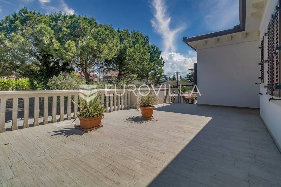 istra, umag - unikatna villa nkp 400 m2 na svega 30 m od mora - slika 10