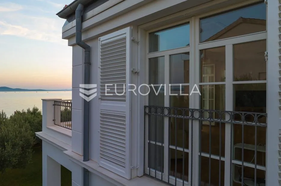 zadar, diklo, moderna i elegantna vila prvi red uz more - slika 9