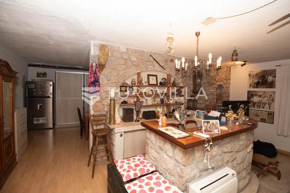 tisno, ekskluzivna apartmanska kuća prvi red do mora s panoramskim pogledom i brodicom - slika 3