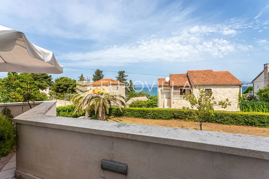 brač, prekrasna vila s velikom okućnicom 20 m od mora - slika 7