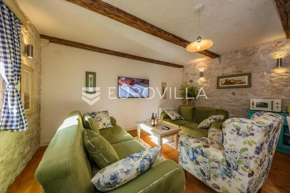 kaštel novi, dvoetažni dvosobni stan u centru, neto 71,7 m² - slika 3