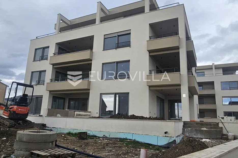 kaštel stari luksuzan stan 77 m² s velikom terasom i vrtom - slika 11