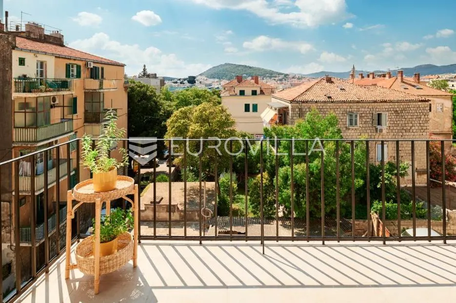 split, bačvice, moderan trosoban stan - slika 11