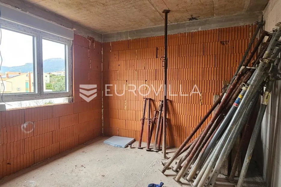 kaštela dvoetažni penthouse od 159 m² na 200 m od mora s pogledom s garažom za dva automobila - slika 5