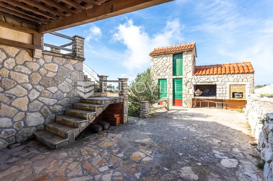 hvar, veliko lijepo imanje s tri kuće na parceli od 32500 m2 - slika 4