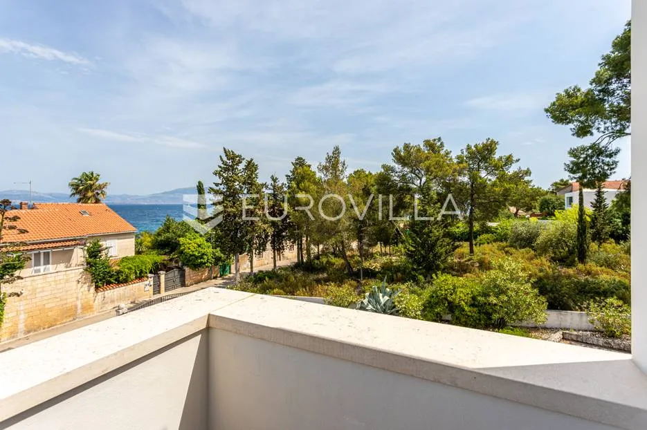 brač, prekrasna vila s velikom okućnicom 20 m od mora - slika 12
