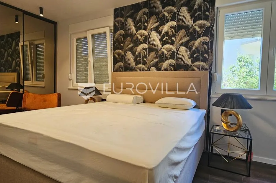 trogir, seget renovirana kuća s tri novouređena stana od 250 m², s gražom i parkingom - slika 10